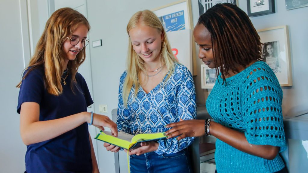 Meiden met de Bijbel